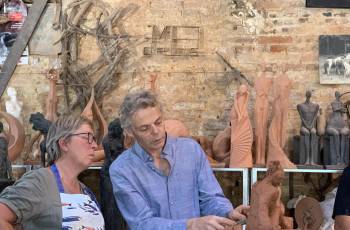 Stage de modelage avec modèle, nu féminin, animé par Jean-Marc de Pas