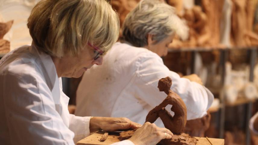 Stage de modelage avec modèle, nu féminin, animé par Jean-Marc de Pas