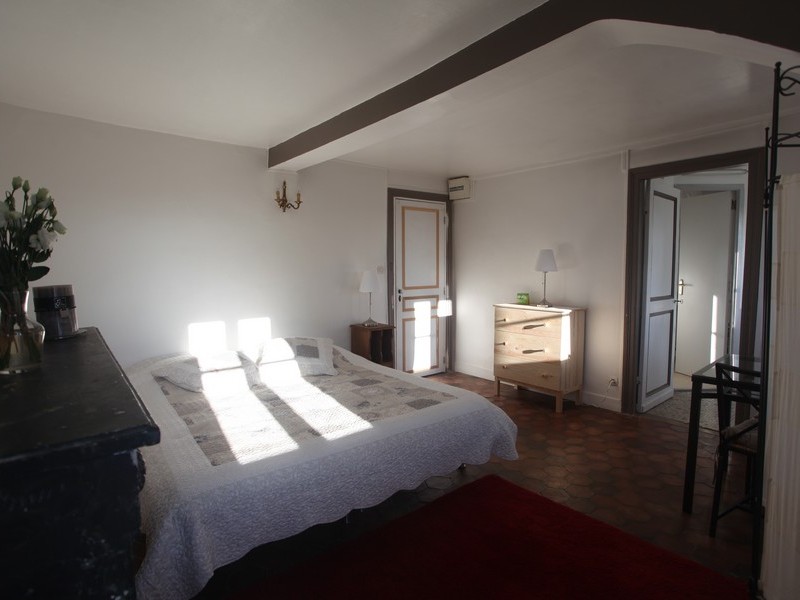 Photographie en couleurs d'une chambre présente au sein du château de Bois-Guilbert