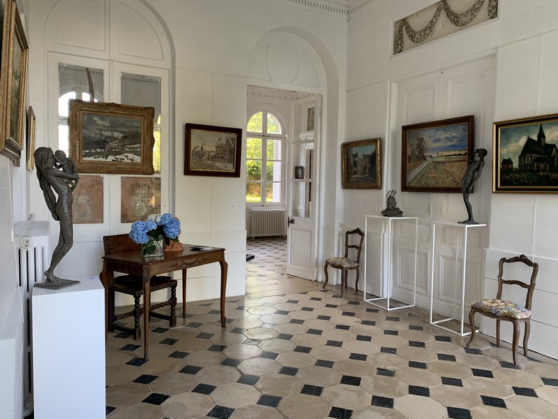 Photographie en couleurs d'un couloir du château de Bois-Guilbert