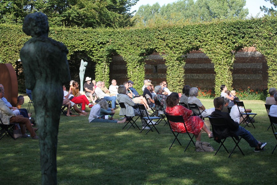 Groupe d'adultes accompagnés d'enfant visitant les jardins du château de Bois-Guilbert